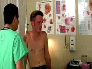Twink-Film von Dann begann der Arzt eine Prostatauntersuchung,