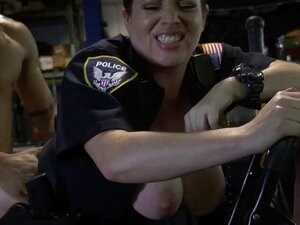 Mechanischer Ladenbesitzer ist überzeugt, MILF-Cops-Coochies zu