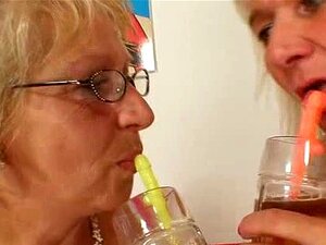 Velutstyrt bestemor penetrerer en milf