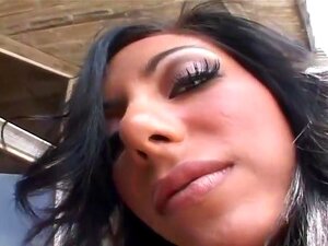 Brünette Bangs-Blondine mit großem Strap-On, die zierliche frische