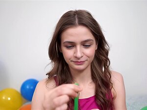 AMATEUR-video Atemberaubendes Mädchen bläst Ballons auf und fickt