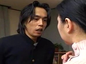 Der Freund des Stiefsohns kann dem Körper seiner japanischen