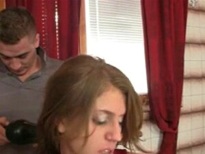 Hänen vaimonsa tulee ulos ja hän nai hänen äitinsä