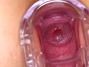 Несташна чешка слаткица отвара своју