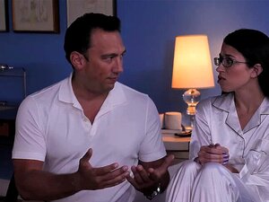 Der strenge Stiefvater bestrafte die neue Pflegetochter mit heißem