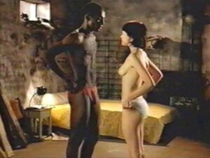 Бринета бела девојка са црним