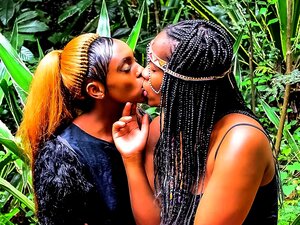 Afrikkalainen festivaali ulkona lesbo suutelussa