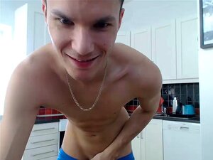 Dünner, glatter Junge wichst sich einen