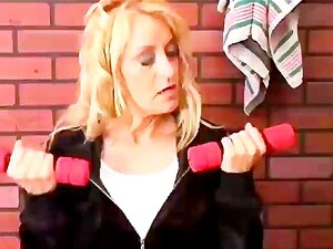 Wunderschöne Cougar liebt es zu ficken