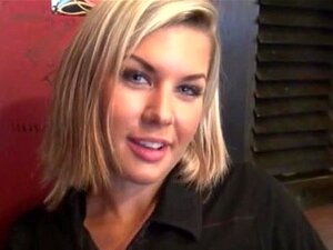 Blonde Amateur-Bardame blitzt und wird hart gefickt