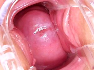 Schlampige tschechische Kätzchen dehnt ihren engen Schwanz bis zum