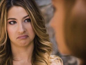 Kristen lutscht an Nathans Eiern und Schwanz, bevor sie auf seinem