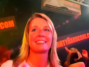 Junge Mädchen werden nach dem Tanz hart gefickt und schlucken Tonnen