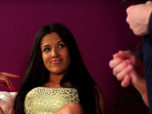 Brittisk voyeurbabe tittar på när hon runkar. Brittisk voyeurbrud