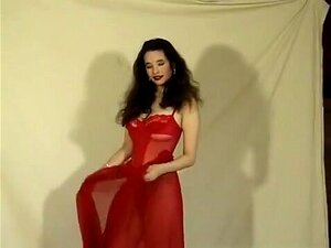 Sinnliche Babe in sexy roter Unterwäsche Lorraine zeigt ihre Kurven