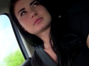 Hitch-Wander-Süße reitet nackt im Auto. Hitch-Wander-Süße reitet
