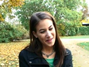 Frische Tussi gibt Sex für Geld