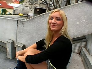 Atemberaubende Schönheit wird versucht, sex in der öffentlichkeit zu