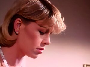 Une serveuse blonde baise fort dans un porno vintage. La serveuse