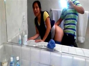 Echte amateur doggy neuken in de badkamer