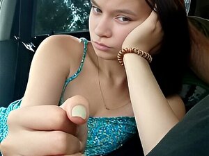 Stiefschwester langweilte sich und lutschte meinen Schwanz im Auto