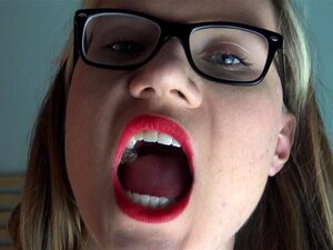 Британска дама једе малог човека