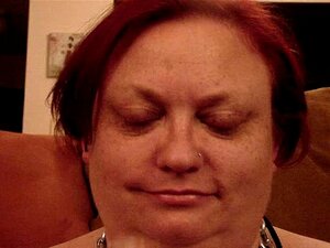 Huulipunadildo syväkurkkuharjoitus