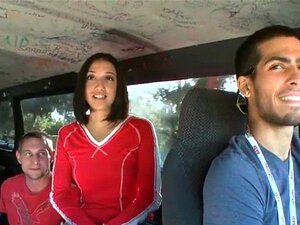 Erregende Muschi-Vergnügen. Freche Tussi wird mit ihrer leckeren