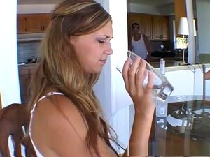 Beste Pornodarstellerin Vanilla Skye in geilem Facial, brünettem