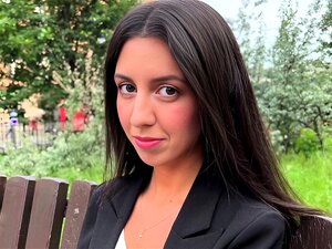 Een naïeve bankier kwam naar de casting en werd hard geneukt voor
