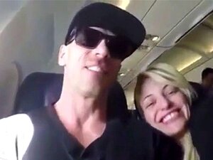 Garota loira chupa pau em um avião. Avião loiro chupa pau loiro em