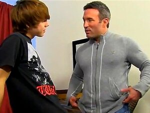 Schwuler Sex. Sie fangen an zu knutschen, und als sie sich ausziehen,