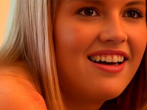 College-Studentin-Süßen mit schönen Titten ziehen sich für den