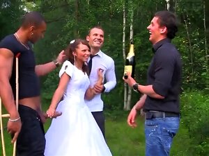 Die gut aussehende Braut hat einen glühenden Dreier mit Hengsten, den