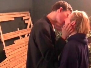 Süße Schwule küssen und lecken ihre Schwänze