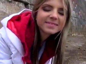 Heiße Göre Gina Gerson nimmt eine Ladung Sperma in den Mund. Heiße