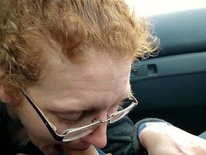 Rothaarige MILF Ivy lutscht und schluckt die Ladung ihres Mannes in