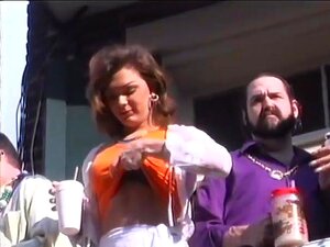 Jordan Eve zeigt ihre heiße kleine Muschi am See, es ist Jordan Eves