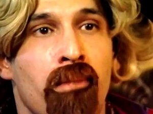 Verzweifelte Hausfrau wird wütend gefickt