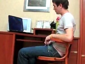 Reife Mama spioniert auf Jungen aus