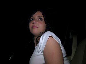 Ilona Oolo beugt sich über den Rücksitz für einen harten Fick mit