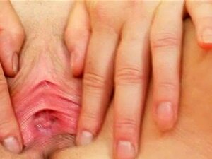 Nonna pelosa giocata da una lesbica matura e prosperosa