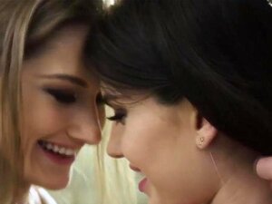 Die tschechische Babe Alexis Crystal hat einen lesbischen Dreier mit