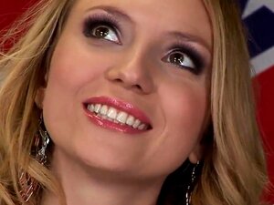 Nataly Von posiert vor der Kamera, zeigt ihren wunderschönen