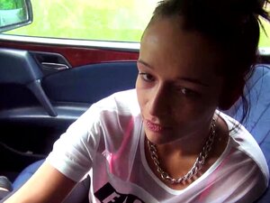 Vanessa Rodriguez lässt sich von einem Fremden in seinem Auto vor der