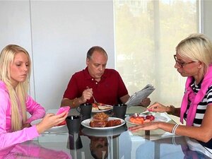 Exquisite Sex-Les. Reife Babe zeigt der Tussi die Kunst des wilden Sex