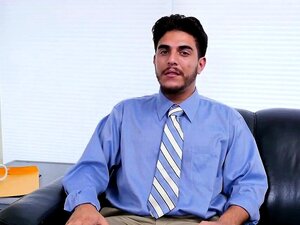 Uomini etero che provocano uomini gay Siamo un ufficio piuttosto