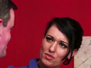 CFNM-Schulmädchen lutschen den Schwanz ihres Lehrers.