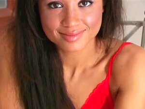 Streichelnde Simone, In einem roten Kleid und schwarzen