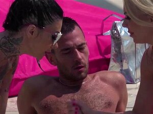 Megan und Kelly genießen es, am Pool anal genommen zu werden. Die